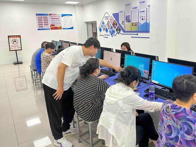 鄭州市信息技術學校開展智慧校園系統(tǒng)應用培訓 提升教育信息化水平